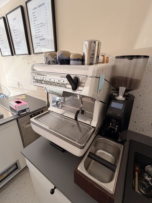 Ekspres Nuova Simonelli z mlynkiem i akcesoriami