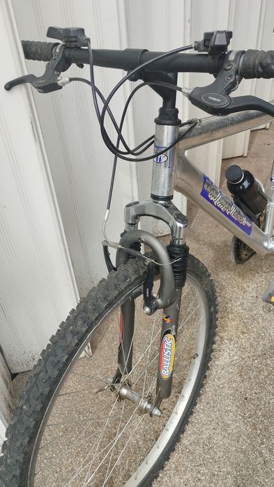 Bicicleta desportiva c/suspensão dianteira de alumínio