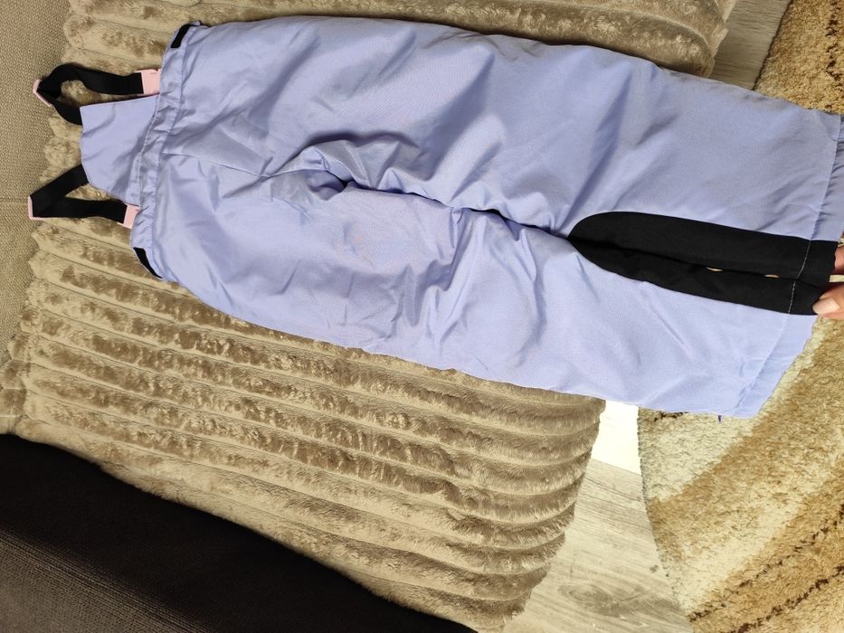 Продам,зимовий,непромокаючий дитячий напівкомбінезон.Розмір 116-122 см