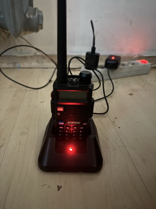 Baofeng UV-5R z słuchawką i ładowarką