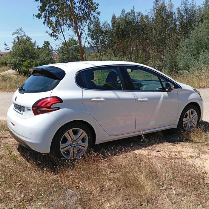 Peugeot 208 Carro usado em bom estado