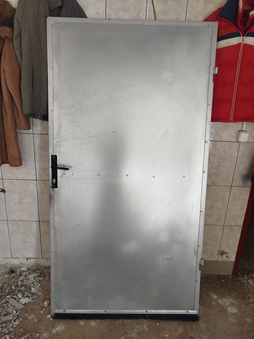 Drzwi metalowe z zamkiem