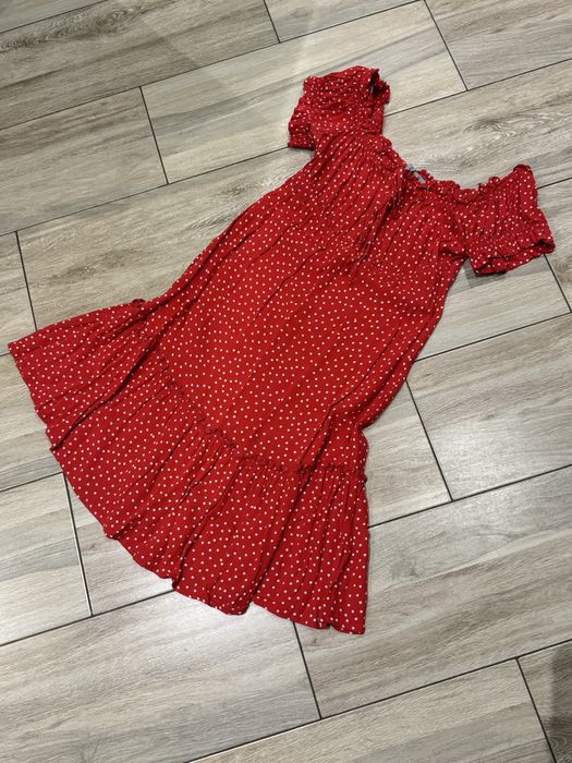 Червоне плаття в білий горошок