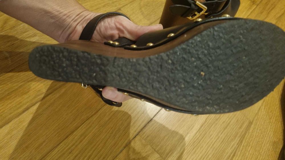 Sandalias altas pretas com tachas