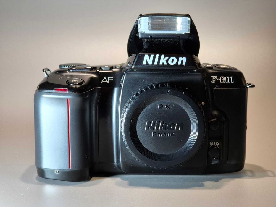 Nikon F-601 SLR  + 3 Objectivas Nikon ( 50mm + 35-80mm + 80-200mm )