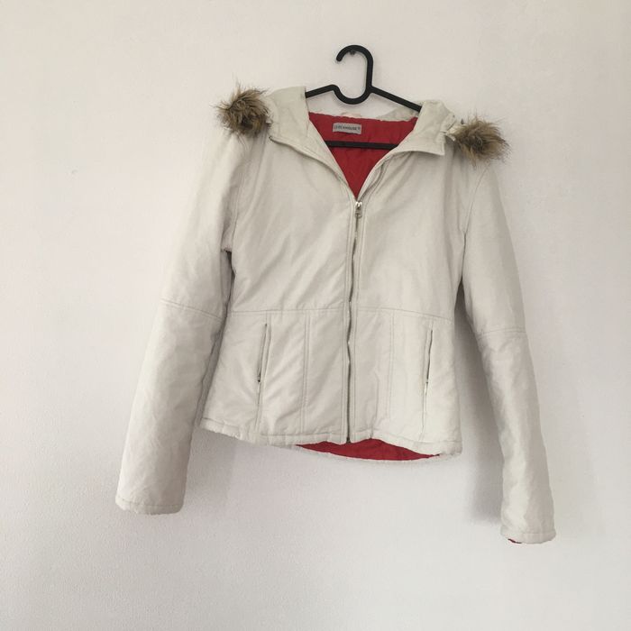 Kolekcja kurtka biała rozmiar L 40 z kapturem i puszkiem Clockhouse