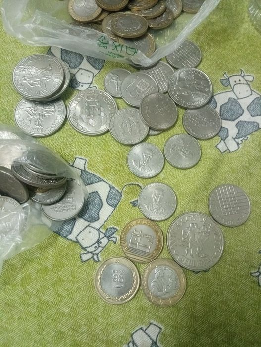 Lote moedas diversas de escudos