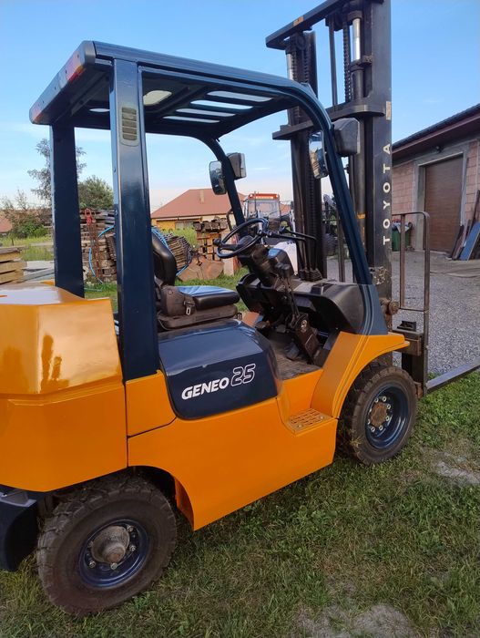 Wózek TOYOTA 7FD25 wysoki maszt 4m koła monolity