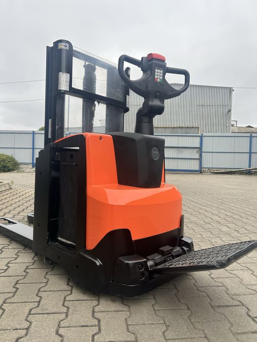 Paleciak z masztem Toyota BT SWE 200D
