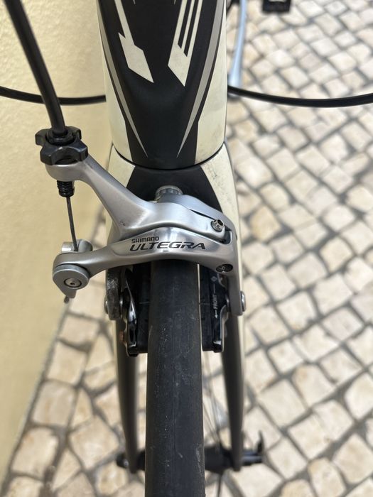 Bicicleta de estrada em carbono BH