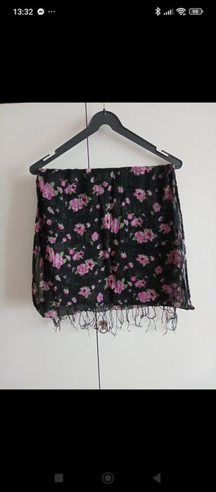 Czarna chusta w kwiatki