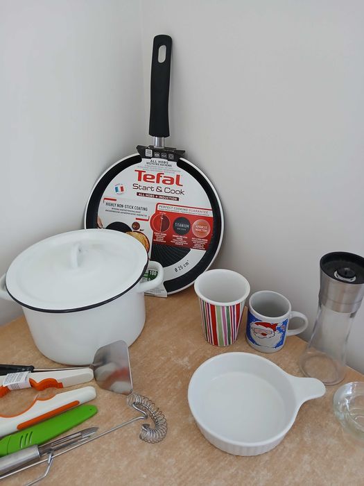 Каструля емальована, сковорідка Tefal, ножі, стакани і чашки