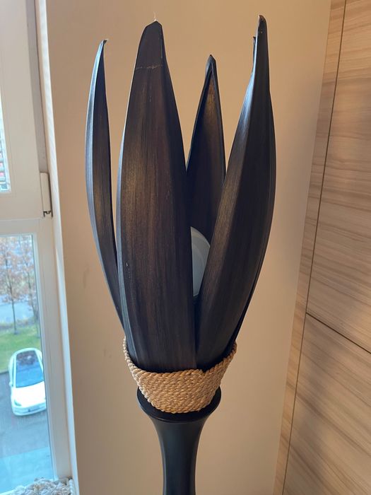 Unikatowa lampa podłogowa z Afryki – rękodzieło z bambusa