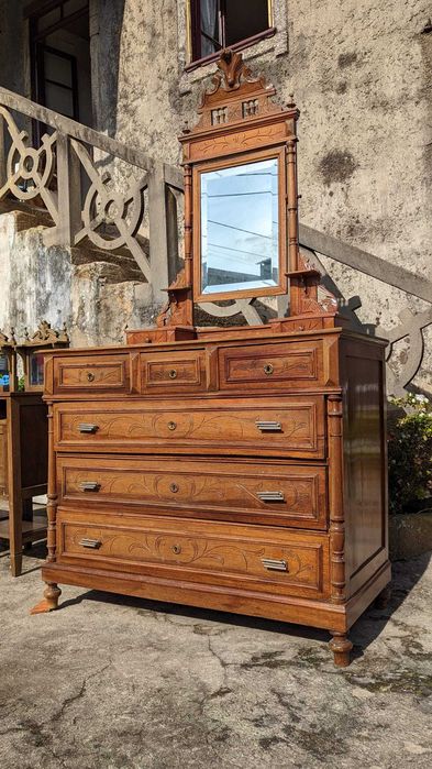 Cómoda vintage, em madeira maciça