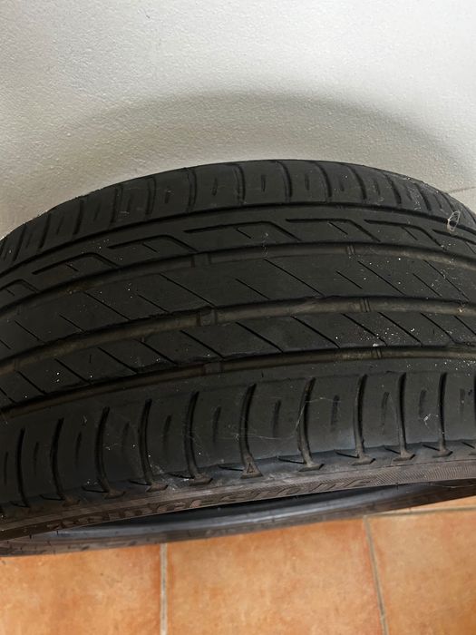 Vendo 2 pneus de carro