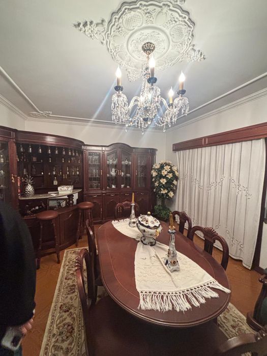 Bar e conjunto de mesa e cadeiras