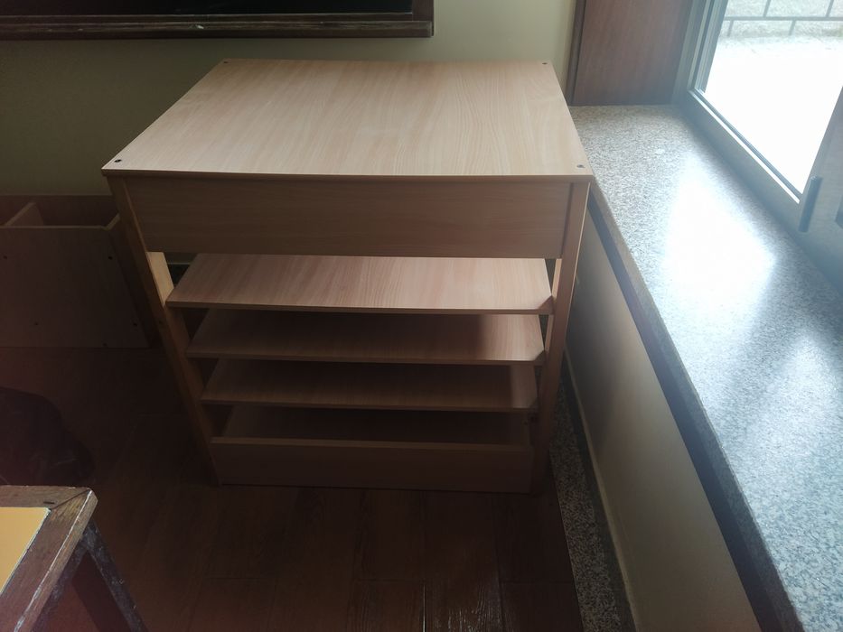 Móvel madeira com 4 prateleiras