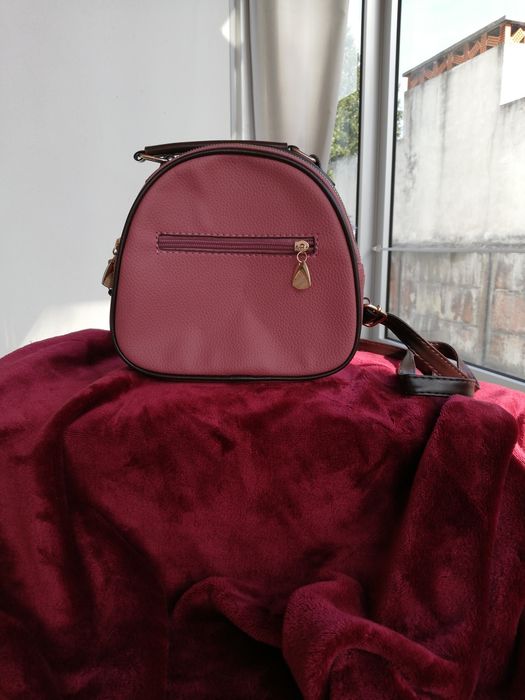 Mala de cor rosa nova.