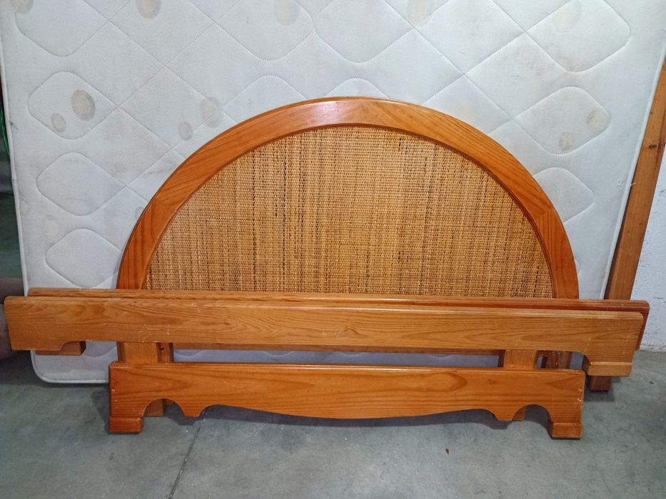 Cama de casal com colchão e estrado, madeira maciça e cabeceira em bam