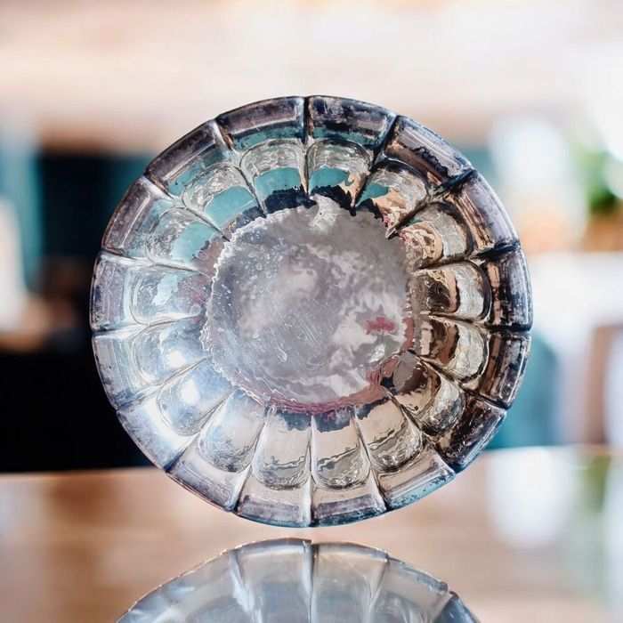 Antyczna misa na podstawce