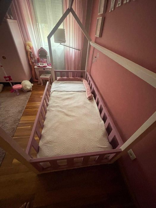 Cama Montessori criança rosa e banca