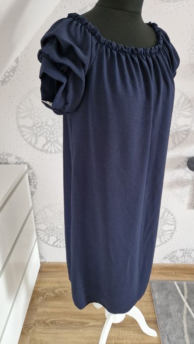 Elegancka sukienka kolor granatowy rozmiar 38-40.