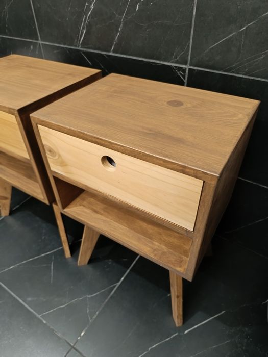 Mesas de cabeceira em pinho