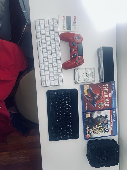 Mega Pack Gaming & Tecnologia (Comando PS4, Teclados, Jogos e Acessórios)e tem tambem um tablet otimo pra ver videos !!!Especialmente pra criancas