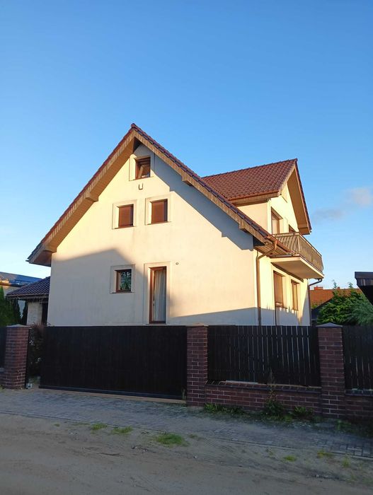 Przestronny dom (4 poziomy) z fotowoltaiką i góralską altaną – Bolszewo | DOSTĘPNY OD ZARAZ