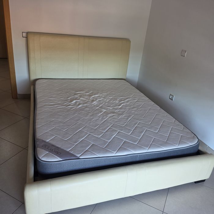 Cama com estrado e colchão