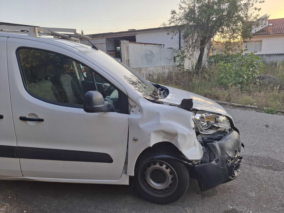 Peugeot Partner 2017 de 100 cv acidentada