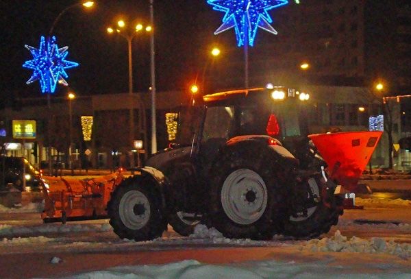 Odśnieżanie dróg , parkingow, firm centrów handlowych itp.