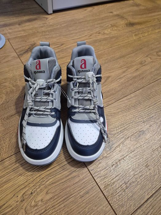 Кросівки весняні, нові, переросли.