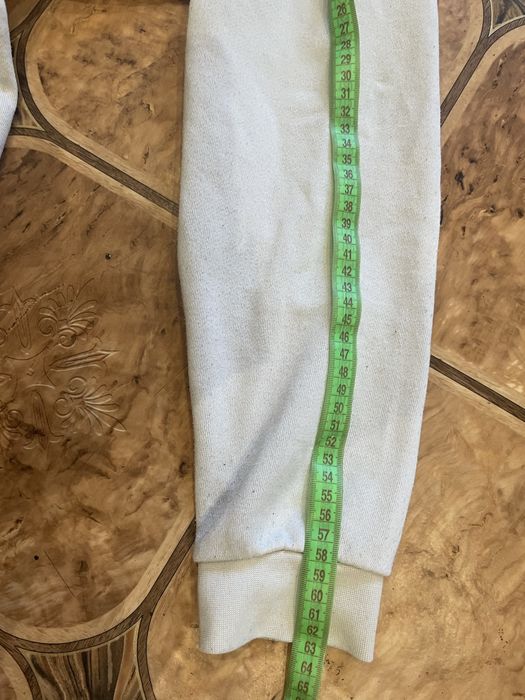 Серая кофта с открытыми плечами с орлом