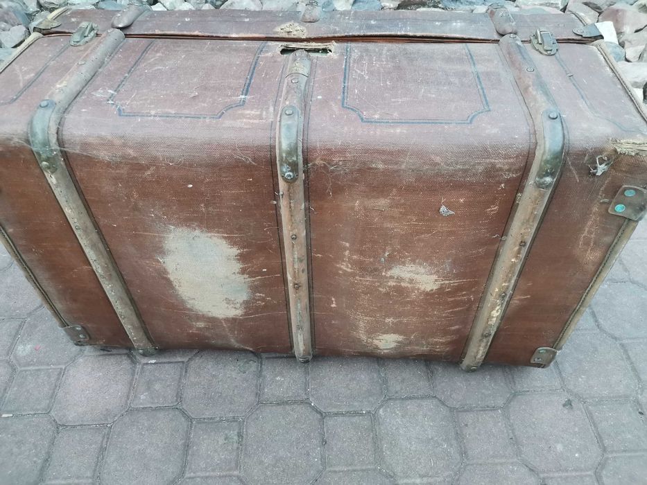 Stary duży kufer sygnowany