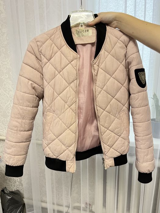 Весняна куртка приємногг кольору