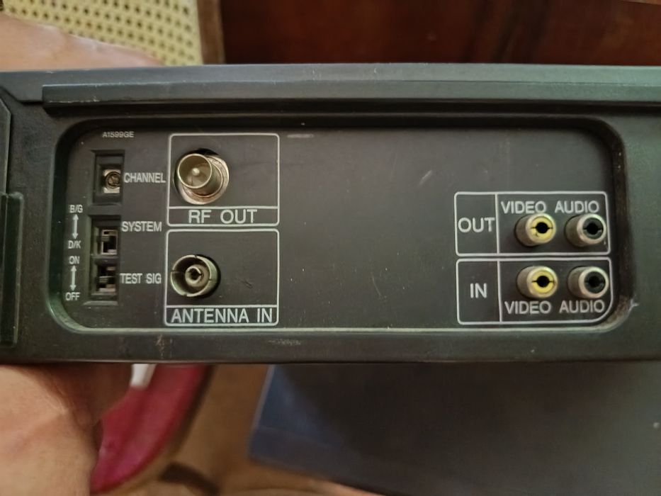 Magnetowid VHS Sharp VC-A30BP – uszkodzony, oddaje kasetę