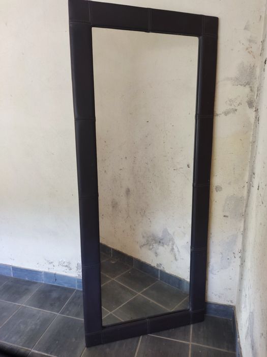 Espelho com moldura em pele