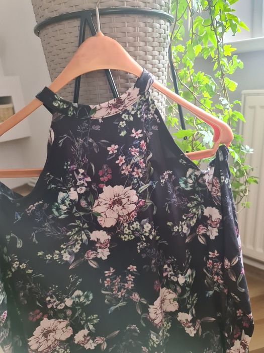 Bluzka odkryte ramiona wiązana na szyji