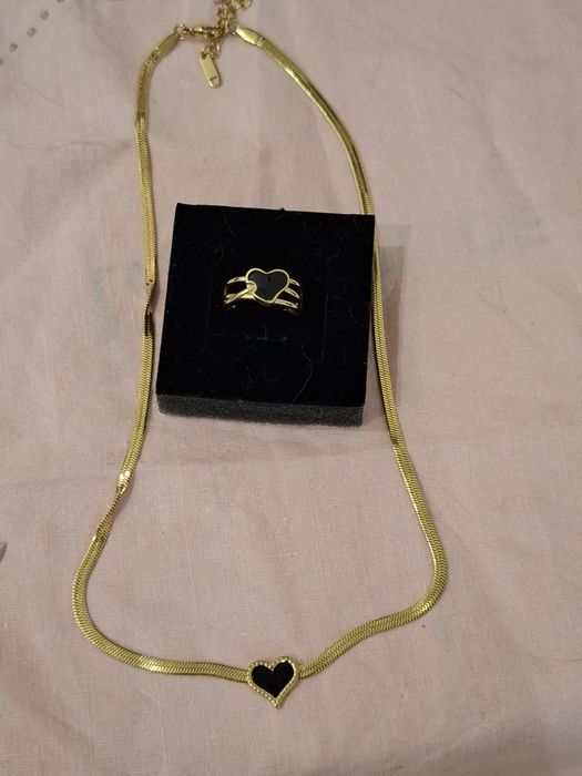 Conjunto de colar e anel coração dourado e preto em Aço Novos
Anel ajustável