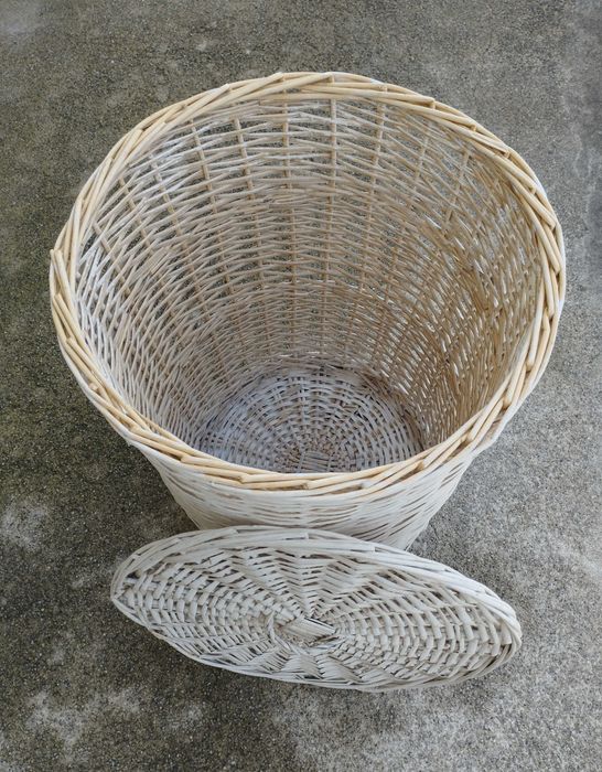 Cesto redondo em vime, ideal para colocar roupa suja ou arrumação de peluches
