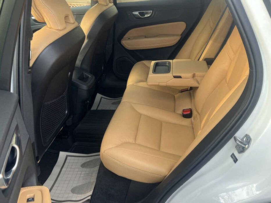 Volvo XC60 T5 Momentum      2020