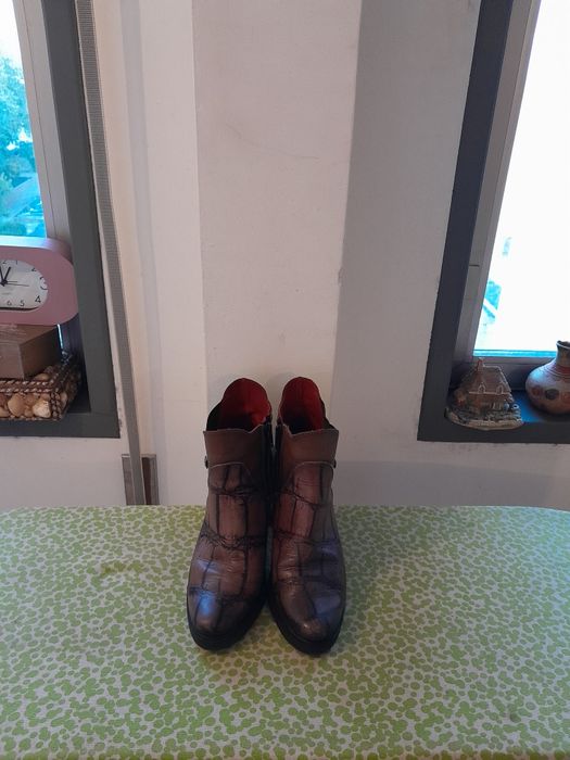 Vendo Botas de Senhora JOSE SAENZ muito bonitas como novas