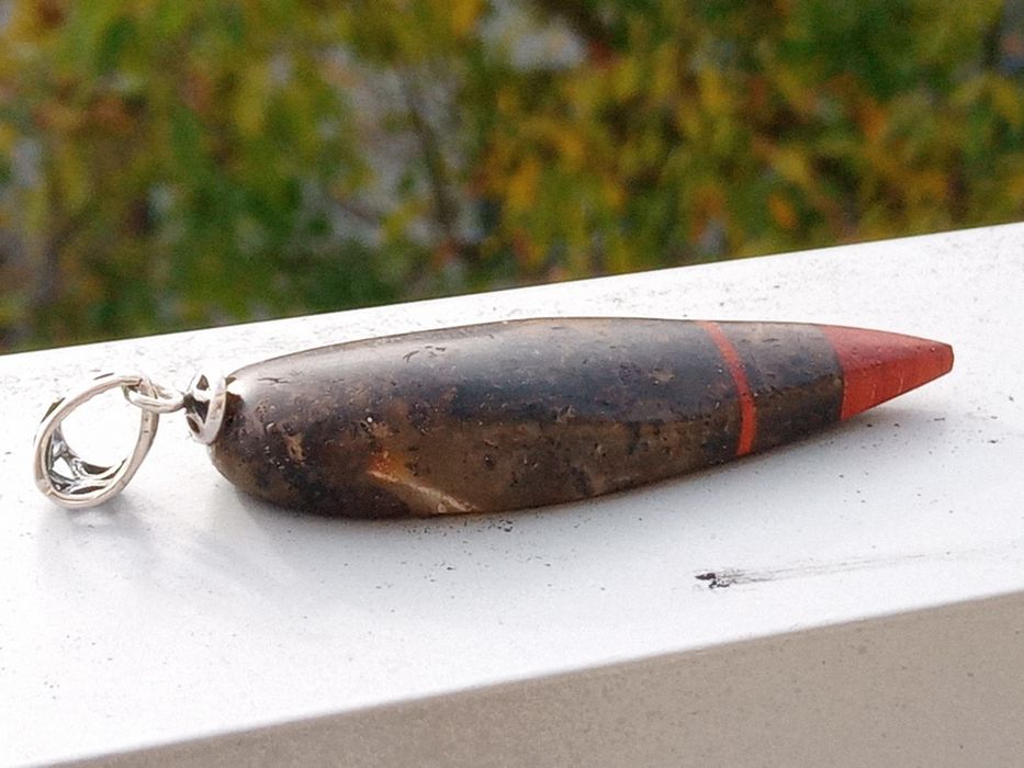 Zawieszaka z bursztynu i drewna mahon czerwony