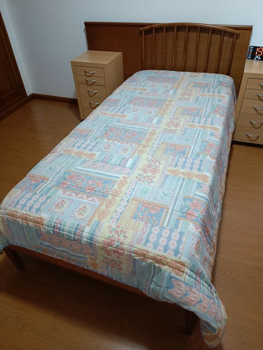 Cama Solteiro/Corpo e Meio em bom estrado e colchão Ortopédico