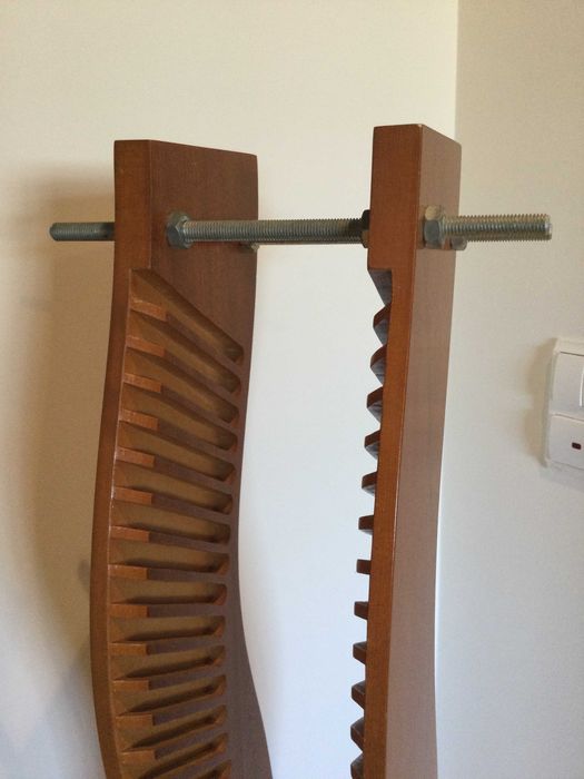 Porta CDs em madeira e metal - capacidade para 53 CDs