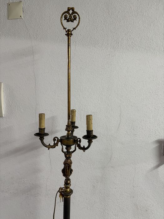 Candeeiro pé alto,em bronze