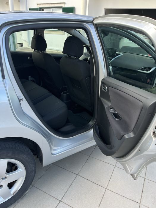 Peugeot 207 1.4 vti 95 cv foto 5