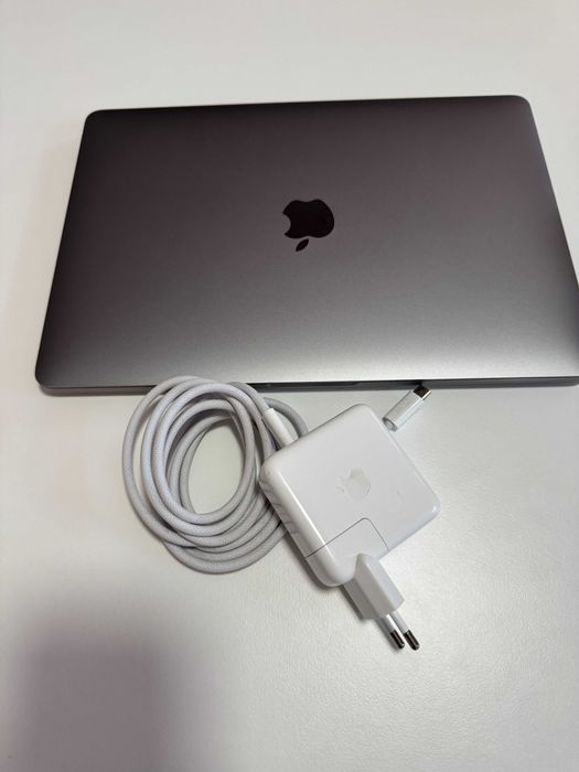 MacBook Pro 13” 2020 i7 16GB RAM 512GB SSD