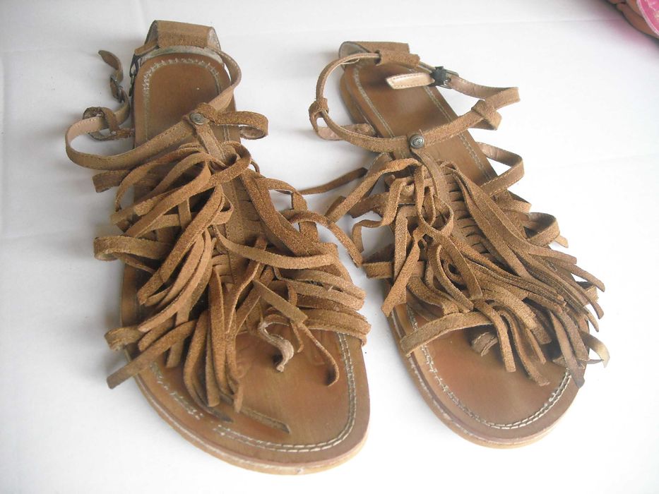 Conjunto calça em pele Chocolate e sandalias farripas para senhora